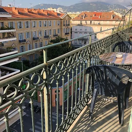 2pièce Dans Centre De Nice, à 5 Min De La *